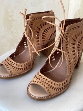 NWOT-JEFFREY CAMPBELL TAN LEATHER OPEN TOE LACE UP ANKLE BOOTIES SIZE 7